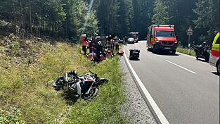 Bevor die Einsatzkr&auml;fte eintrafen, versorgten Ersthelfer den Verungl&uuml;ckten.