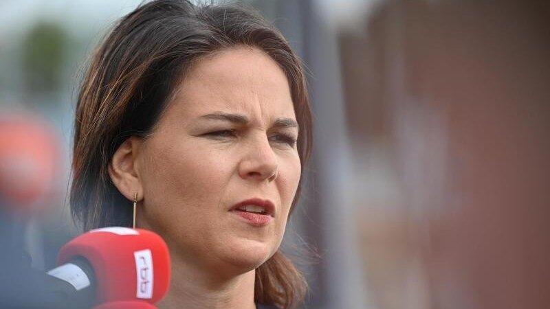 Annalena Baerbock spricht bei einem Wahlkampfauftritt zu Journalisten.