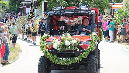 Das neue Fahrzeug der Obernrieder Wehr f&uuml;hrt den Festzug an.