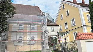 Der Quergang zwischen dem Pauliner-Kloster (rechts) und der St. Salvatorkirche mit der Kapelle über der Sakristei, die sonst als Klausurbereich der Mönche für die Öffentlichkeit nicht zugänglich sind, werden am Tag des offenen Denkmals zu besichtigen sein. Zurzeit laufen umfangreiche Sanierungsarbeiten, weshalb der mächtige Sakralbau eingerüstet ist.