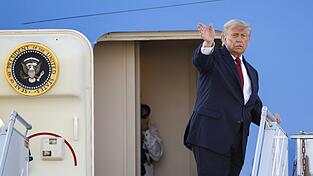 US-Pr&auml;sident Donald Trump stieg in Ankara zwar in die Pr&auml;sidentenmaschine Air Force One ein, wechselte aber dann aber sein Gef&auml;hrt.
