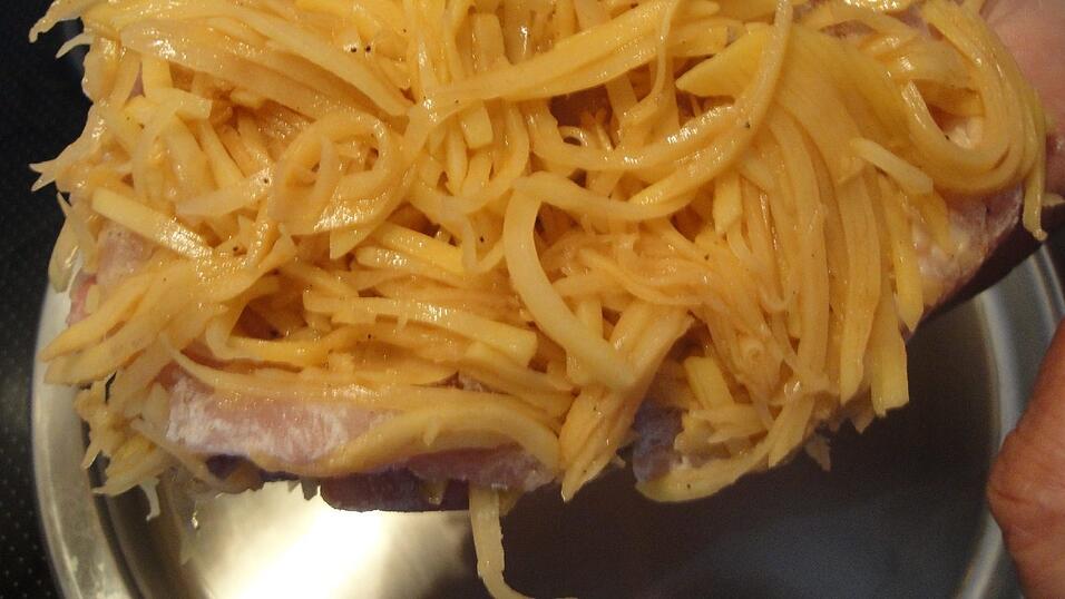 Die Päckchen vorsichtig in die Pfanne legen.