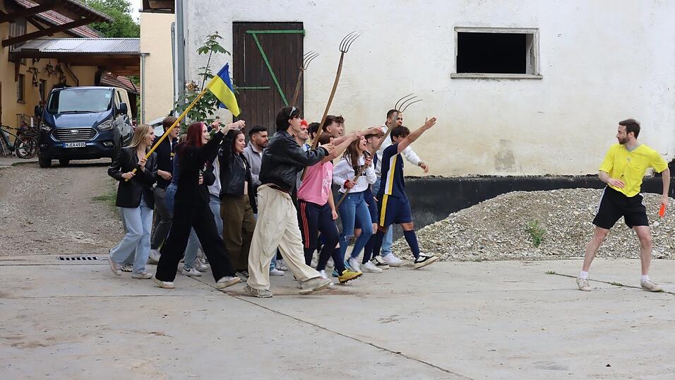 Ein Mob aus bekannten deutschen TikTok-Stars hetzt den Schiedsrichter (verkörpert von Lascha KV) durch das Dorf. Nicht die einzige witzige Szene aus dem 'Dorfkinder'-Video. Ein Mob aus bekannten deutschen TikTok-Stars hetzt den Schiedsrichter (verkörpert von Lascha KV) durch das Dorf. Nicht die einzige witzige Szene aus dem 'Dorfkinder'-Video.