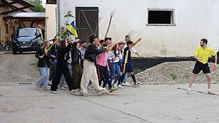 Ein Mob aus bekannten deutschen TikTok-Stars hetzt den Schiedsrichter (verkörpert von Lascha KV) durch das Dorf. Nicht die einzige witzige Szene aus dem 'Dorfkinder'-Video. Ein Mob aus bekannten deutschen TikTok-Stars hetzt den Schiedsrichter (verkörpert von Lascha KV) durch das Dorf. Nicht die einzige witzige Szene aus dem 'Dorfkinder'-Video.