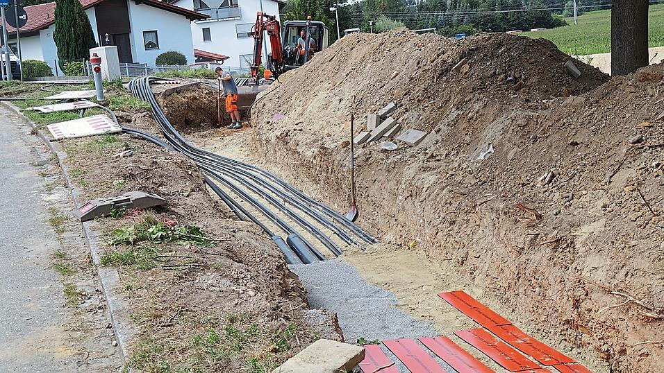 Aktuell wird auf einem knappen Kilometer Länge entlang der Mamminger Straße eine Kabelverbindung zwischen dem neuen Schalthaus der Stadtwerke und dem Umspannwerk der Bayernwerk Netz GmbH geschaffen. Durch die neuen Mittelspannungs-Kabelsysteme soll die Kapazität um das zwei- bis dreifache gesteigert werden. Aktuell wird auf einem knappen Kilometer Länge entlang der Mamminger Straße eine Kabelverbindung zwischen dem neuen Schalthaus der Stadtwerke und dem Umspannwerk der Bayernwerk Netz GmbH geschaffen. Durch die neuen Mittelspannungs-Kabelsysteme soll die Kapazität um das zwei- bis dreifache gesteigert werden.