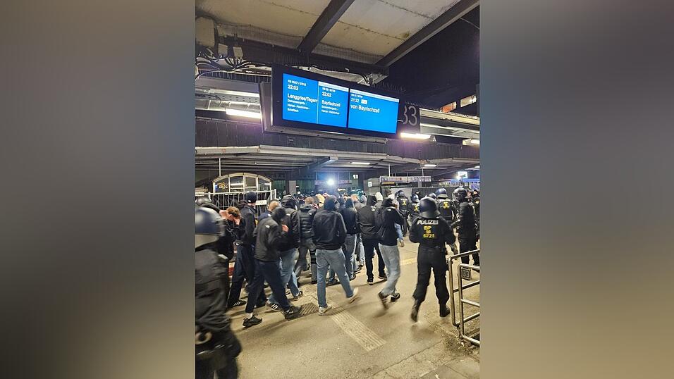 Polizisten nahmen die Fans am Bahnhof in Empfang.