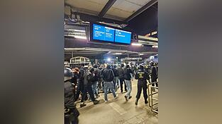 Polizisten nahmen die Fans am Bahnhof in Empfang.