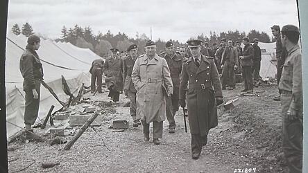 Der Chef der Milit&auml;rpolizei der US Army (Bildmitte) besucht am 6. Mai 1945 das Stalag, um zu untersuchen, ob dort Kriegsverbrechen begangen worden sind.