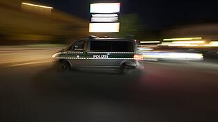 Mit einem Streifenwagen verfolgten Polizisten den Raser. (Symbolbild) Mit einem Streifenwagen verfolgten Polizisten den Raser. (Symbolbild)