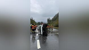 In einer scharfen Rechtskurve verlor der Fahrer die Kontrolle über seinen Wagen. In einer scharfen Rechtskurve verlor der Fahrer die Kontrolle über seinen Wagen.
