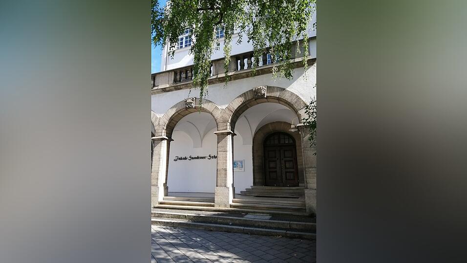 Standen im Zentrum des Plenums: Die Sanierung der Hauptfeuerwache und die künftige Koedukation an den beiden Straubinger Realschulen, im Bild die Sandtner-Realschule. Standen im Zentrum des Plenums: Die Sanierung der Hauptfeuerwache und die künftige Koedukation an den beiden Straubinger Realschulen, im Bild die Sandtner-Realschule.