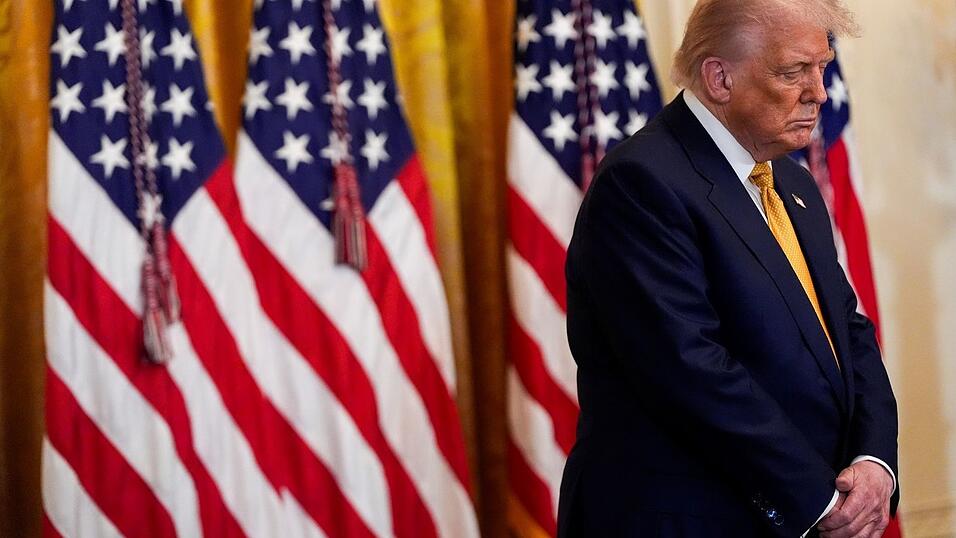 Steht in der Affäre um den Sexualstraftäter Epstein seit Tagen unter Druck - US-Präsident Donald Trump. Steht in der Affäre um den Sexualstraftäter Epstein seit Tagen unter Druck - US-Präsident Donald Trump.