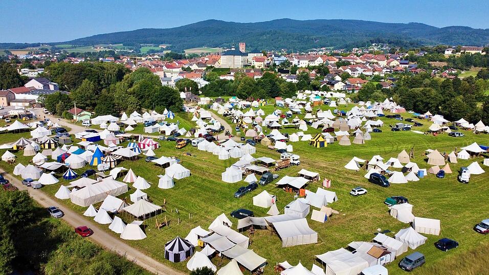 Der Aufbau des riesigen Mittelalterlagers an der Eschlkamer Straße war am Mittwoch voll im Gange. Der Aufbau des riesigen Mittelalterlagers an der Eschlkamer Straße war am Mittwoch voll im Gange.