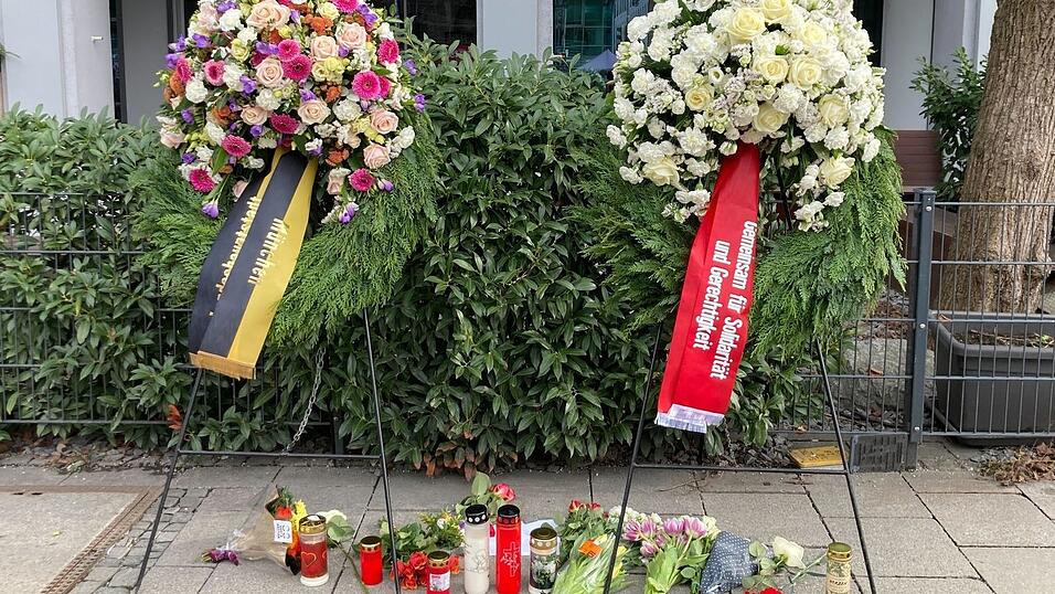 Blumen liegen an dem Ort, an dem vor einem Jahr eine Mutter und ihre Tochter starben. Blumen liegen an dem Ort, an dem vor einem Jahr eine Mutter und ihre Tochter starben.