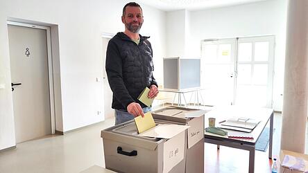 Der Oberb&uuml;rgermeisterkandidat der Freien W&auml;hler, Christoph Weinholzner, gab am Sonntagvormittag in der Jakob-Sandtner-Realschule seine Stimme ab.