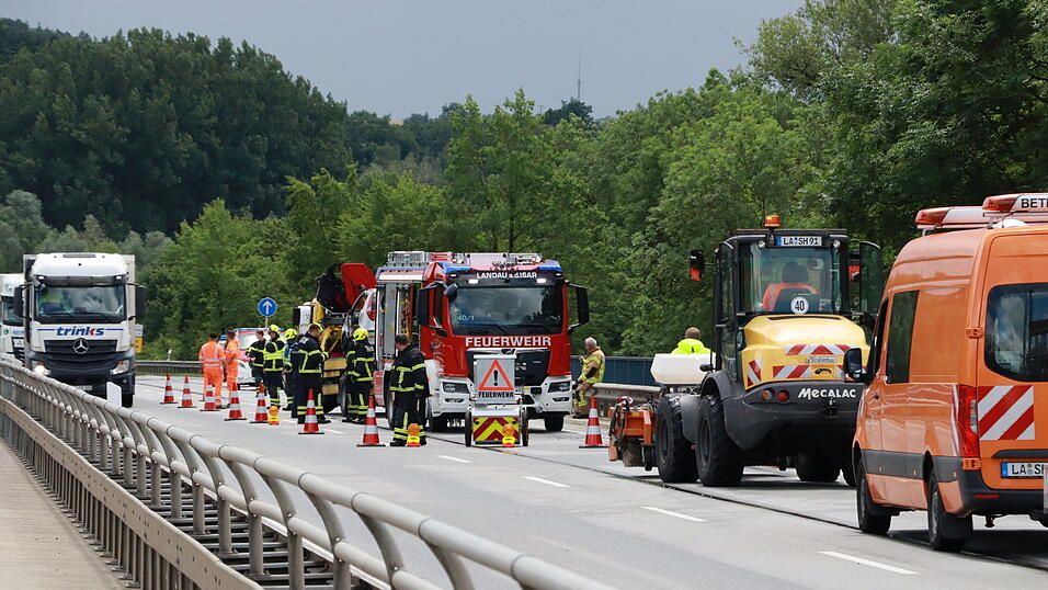 Ein Großaufgebot an Einsatzkräften war an der Unfallstelle. Ein Großaufgebot an Einsatzkräften war an der Unfallstelle.