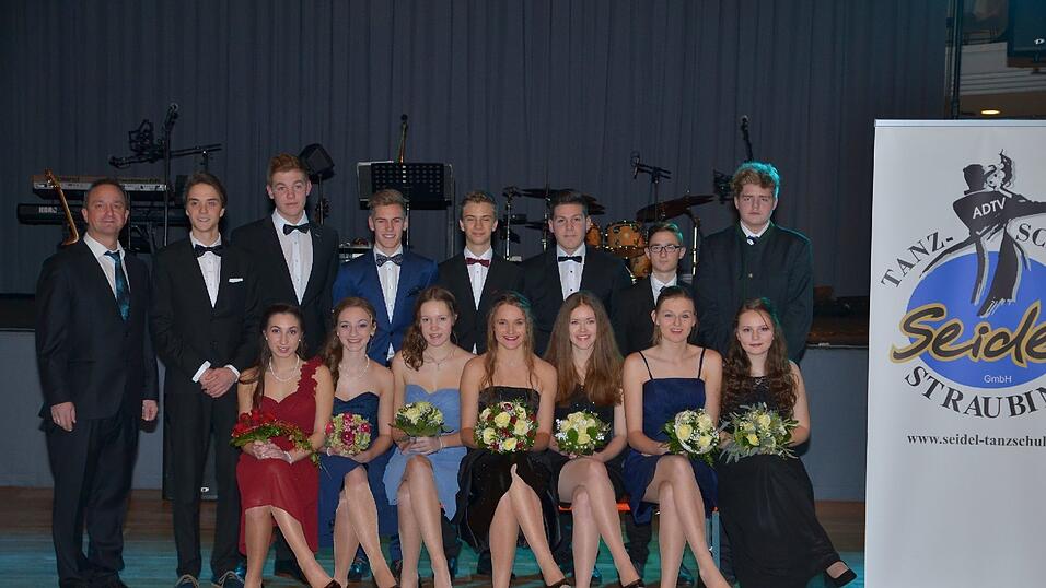 Die Bilder vom Abschlussball der Tanzschule Seidel in der Fraunhofer-Halle am 28. November. Die Bilder vom Abschlussball der Tanzschule Seidel in der Fraunhofer-Halle am 28. November.