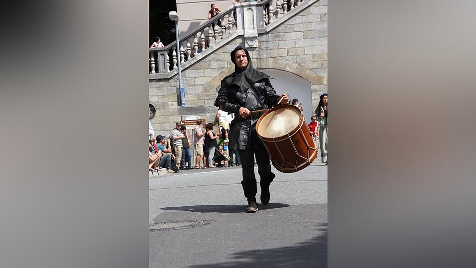 Die schönsten Augenblicke des historischen Drachenstich-Festzuges 2016. Die schönsten Augenblicke des historischen Drachenstich-Festzuges 2016.