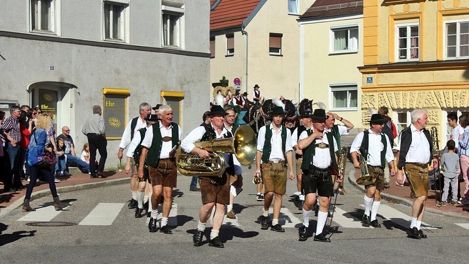 Viele Besucher verfolgten am Sonntag den Umzug auf dem Vilsbiburger Stadtplatz. Viele Besucher verfolgten am Sonntag den Umzug auf dem Vilsbiburger Stadtplatz.