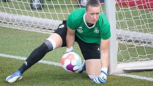 Die 31-jährige Torhüterin Almuth Schult gehört zum deutschen Aufgebot bei der Fußball-EM in England. Die 31-jährige Torhüterin Almuth Schult gehört zum deutschen Aufgebot bei der Fußball-EM in England.
