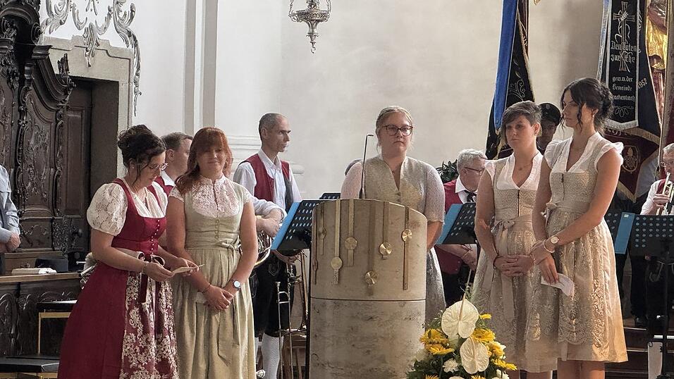 F&uuml;rbitten (v.l.): Festmutter Erna Vogl, Patenbraut Veronika Wagner, Patenbandtr&auml;gerinnen Sofia Reisinger, Milena Kargl und Lisa Maimer