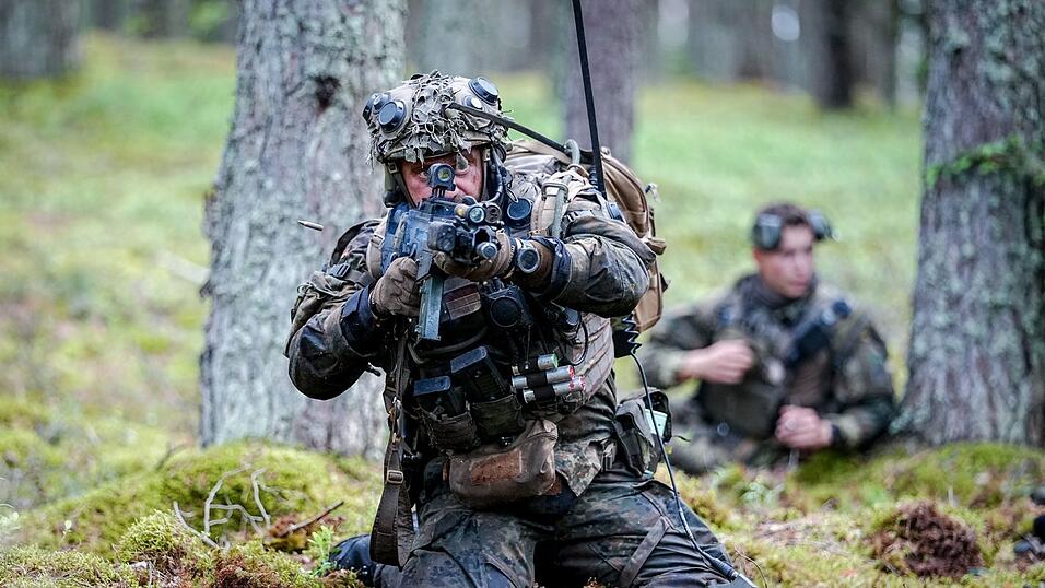 Waffe im Anschlag: Panzergrenadiere kämpfen im Wald. Waffe im Anschlag: Panzergrenadiere kämpfen im Wald.
