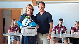 Manuela Rotter war elf Jahre die Leiterin der Bücherei Essenbach. Sie wurde nun von Bürgermeister Daniel Braun verabschiedet. Manuela Rotter war elf Jahre die Leiterin der Bücherei Essenbach. Sie wurde nun von Bürgermeister Daniel Braun verabschiedet.