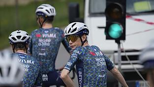 Jonas Vingegaard startet angeschlagen zur Tour. Jonas Vingegaard startet angeschlagen zur Tour.