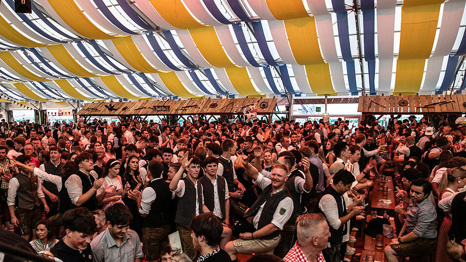 Die Partybilder vom Samstag, 16. August, aus dem Festzelt Reisinger. Die Partybilder vom Samstag, 16. August, aus dem Festzelt Reisinger.
