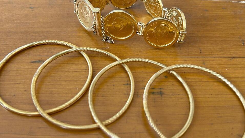 Zollbeamte in Ulm haben massenweise Goldschmuck sichergestellt.