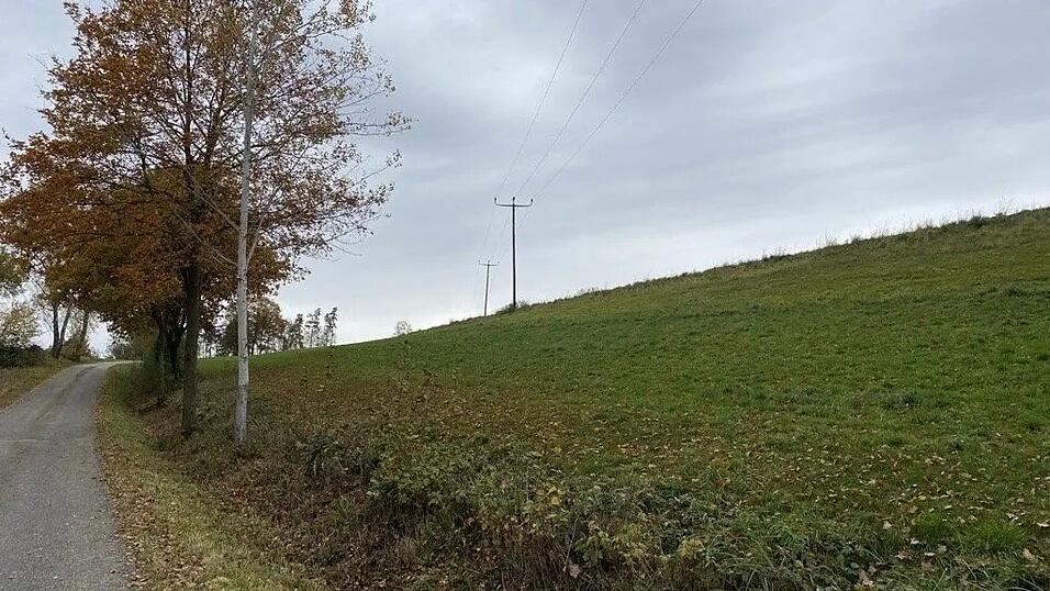 Ein Blick von der Stra&szlig;e bei Schmidhof auf das Gel&auml;nde, wo Aufsch&uuml;ttungen geplant sind.&nbsp;