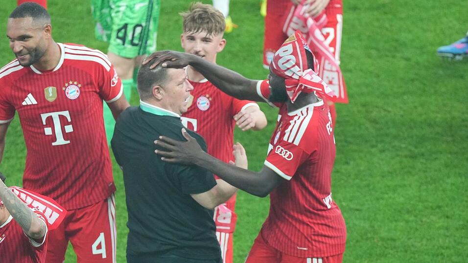 Max Eberl (M) feiert mit den Bayern-Spielern nach dem Münchner Finalsieg auf dem Platz. Max Eberl (M) feiert mit den Bayern-Spielern nach dem Münchner Finalsieg auf dem Platz.