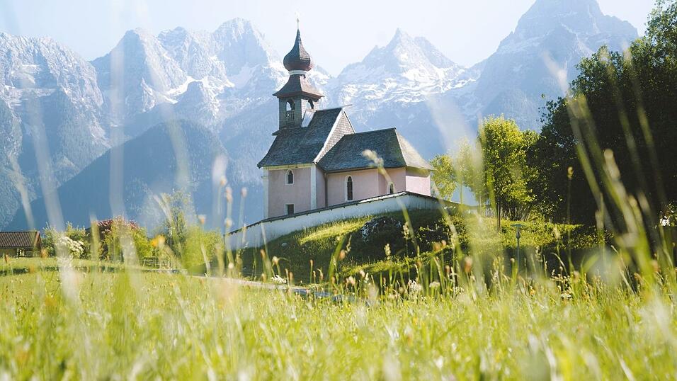 Willkommen in Österreich! Deftig geht es auch hier weiter. Gerichte mit Käse sowie Nocken in verschiedenen Formen und Varianten sind beliebte Speisen der österreichischen Küche. Ganz besonders beliebt und auch weit außerhalb Salzburgs berühmt sind die Süßspeisen Salzburger Nockerl und Kaiserschmarrn.