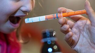 Vor wenigen Jahren waren Fiebersäfte für Kinder knapp, nun hat sich die Lage gebessert (Archivbild) Vor wenigen Jahren waren Fiebersäfte für Kinder knapp, nun hat sich die Lage gebessert (Archivbild)