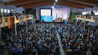 Der Landesparteitag der AfD Bayern fand beim letzten Mal in Greding statt - dass nun die Dreiländerhalle in Passau neuer Veranstaltungsort ist, hat weit über die Stadt hinaus für viel Aufsehen gesorgt. Die Polizei erwartet viele Demonstranten. Der Landesparteitag der AfD Bayern fand beim letzten Mal in Greding statt - dass nun die Dreiländerhalle in Passau neuer Veranstaltungsort ist, hat weit über die Stadt hinaus für viel Aufsehen gesorgt. Die Polizei erwartet viele Demonstranten.
