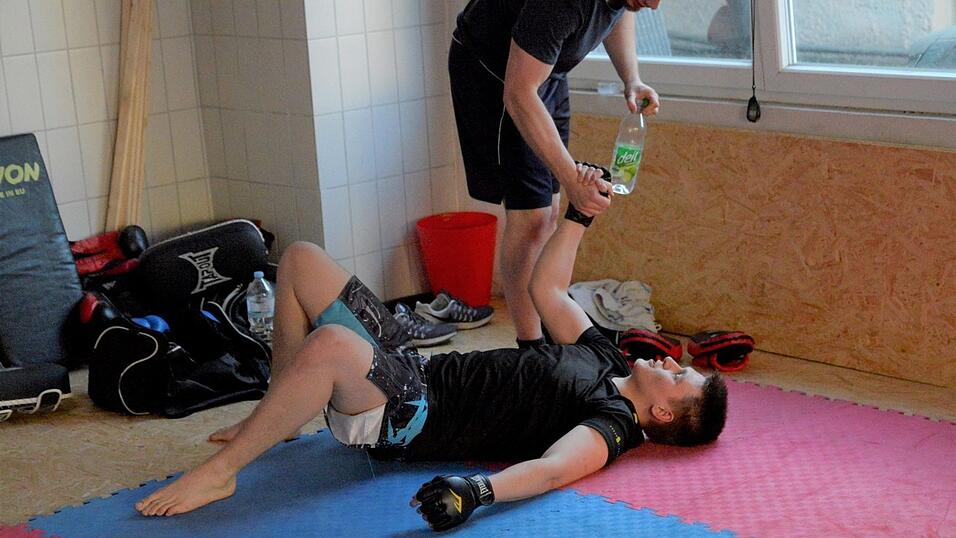 Sinnloses Prügeln? Beim Kampfsport MMA kommt es auch auf die Technik und die geistige und körperliche Fitness an. Sinnloses Prügeln? Beim Kampfsport MMA kommt es auch auf die Technik und die geistige und körperliche Fitness an.