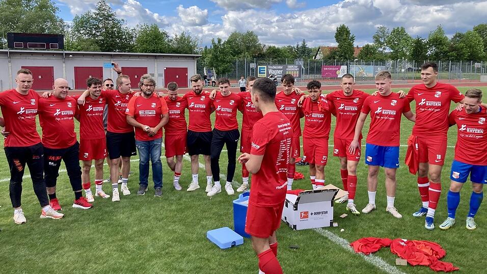 'Dorfbuam' zurück in der Regionalliga: Tobias Beck und seine Mannschaft feiern die Meisterschaft. 'Dorfbuam' zurück in der Regionalliga: Tobias Beck und seine Mannschaft feiern die Meisterschaft.