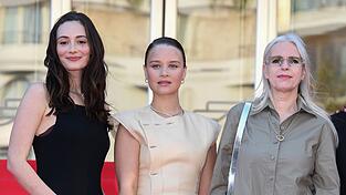 Maria Ehrich (l-r), Sonja Gerhardt und Annette Hess beim Photocall der TV-Serie «Ku’damm 77» in Cannes.