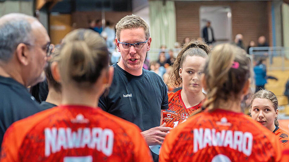 Reichlich Redebedarf hatte Bart-Jan van der Mark (M.), der am Samstagabend wieder interimsm&auml;&szlig;ig f&uuml;r NawaRo-Coach Tomasz Wasilkowsky einsprang, in den Satzpausen der Partie gegen Flacht. Die 1:3-Heimniederlage verhinderte er damit allerdings auch nicht.