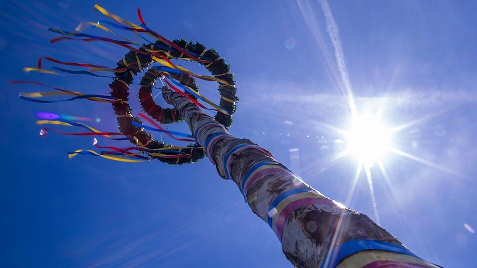 Es gibt meist einen gro&szlig;en Maibaum an zentralen Pl&auml;tzen der Ortschaften - aufwendig dekoriert und vor dem Aufstellen gut bewacht. (Symbolbild)