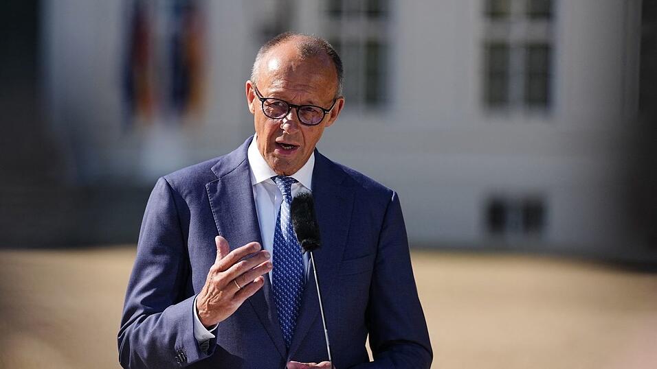 Bundeskanzler Friedrich Merz (CDU) äußert sich zum Auftakt der Kabinettsklausur im Schloss Neuhardenberg auch über den Vorfall mit einer Sprengstoffdrohne in Leipzig. Bundeskanzler Friedrich Merz (CDU) äußert sich zum Auftakt der Kabinettsklausur im Schloss Neuhardenberg auch über den Vorfall mit einer Sprengstoffdrohne in Leipzig.