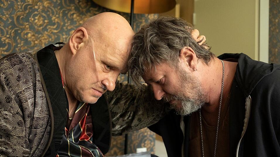 Egon Pohl (Christian Redl) und Michael Lübke (Michael Thomas) trauern. Egon Pohl (Christian Redl) und Michael Lübke (Michael Thomas) trauern.