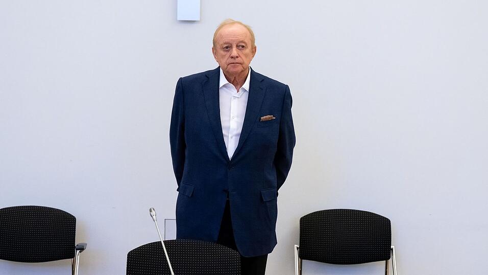 Alfons Schuhbeck, Koch und Unternehmer, steht vor Prozessbeginn als Angeklagter im Gerichtssaal im Landgericht München I.