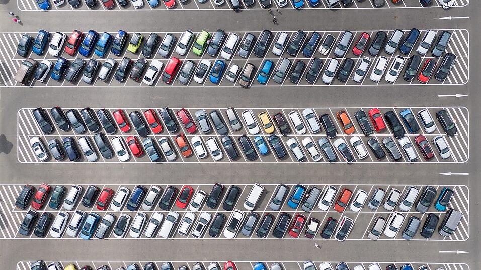 Jedes Fahrzeug muss versichert werden - und die Kfz-Policen werden laut Verivox-Umfrage teurer. (Illustration). Jedes Fahrzeug muss versichert werden - und die Kfz-Policen werden laut Verivox-Umfrage teurer. (Illustration).