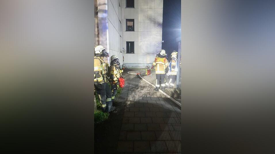 Die Feuerwehr rückte mit Atemschutz an. Die Feuerwehr rückte mit Atemschutz an.