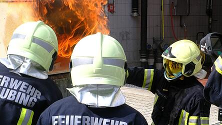 Wie schaut&acute;s aus? Der Raum dampft etwas. Aber wenn der Ausbilder sein Visier schlie&szlig;t, wird jedem klar, dass es schlagartig hei&szlig; wird, wenn der Flashover z&uuml;ndet.