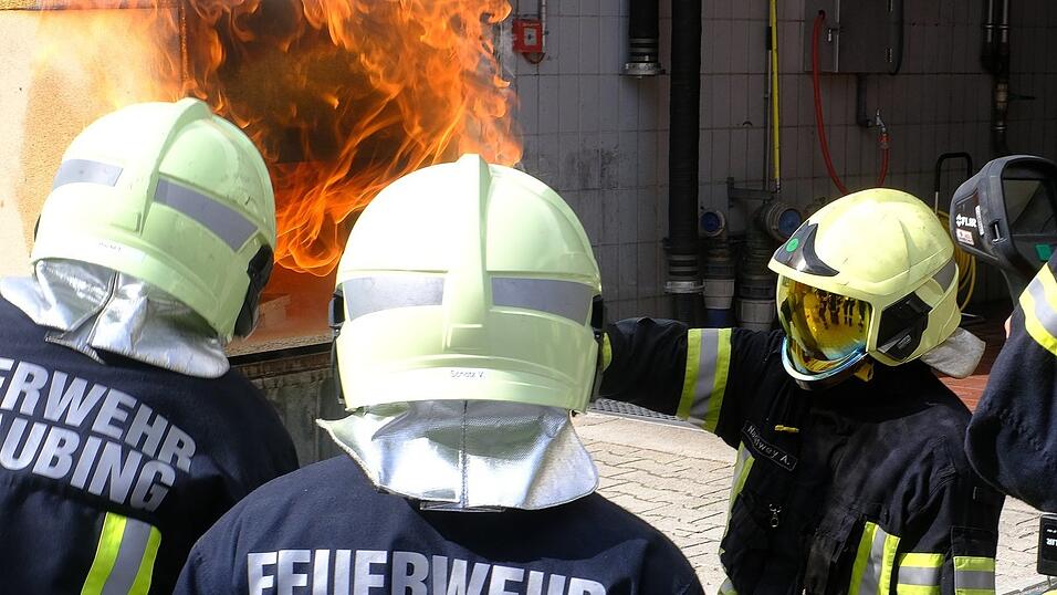 Wie schaut&acute;s aus? Der Raum dampft etwas. Aber wenn der Ausbilder sein Visier schlie&szlig;t, wird jedem klar, dass es schlagartig hei&szlig; wird, wenn der Flashover z&uuml;ndet.