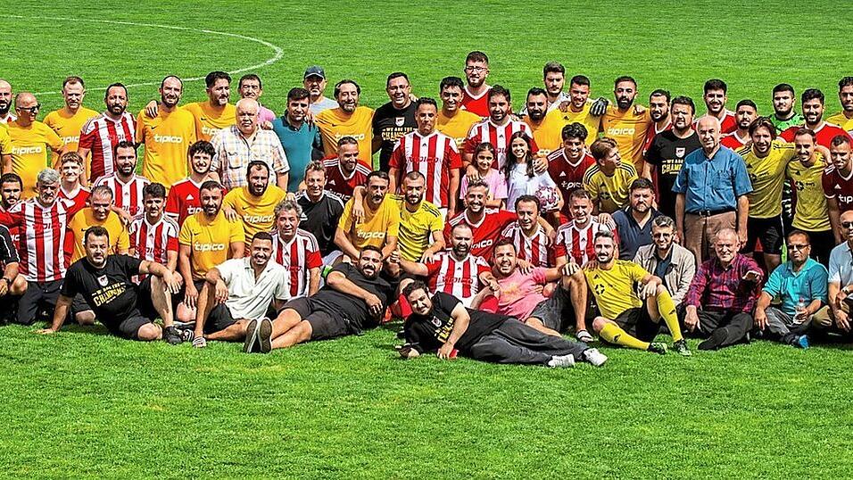 Ein großes Wiedersehen der verschiedenen Fußballgenerationen gab es am Sonntag beim Sommerfest der SG Türk Istanbul anlässlich des 45. Vereins-Geburtstages. Erst durften die Legenden kicken, danach spielte die Erste gegen die Zweite. Ein großes Wiedersehen der verschiedenen Fußballgenerationen gab es am Sonntag beim Sommerfest der SG Türk Istanbul anlässlich des 45. Vereins-Geburtstages. Erst durften die Legenden kicken, danach spielte die Erste gegen die Zweite.