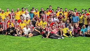 Ein großes Wiedersehen der verschiedenen Fußballgenerationen gab es am Sonntag beim Sommerfest der SG Türk Istanbul anlässlich des 45. Vereins-Geburtstages. Erst durften die Legenden kicken, danach spielte die Erste gegen die Zweite. Ein großes Wiedersehen der verschiedenen Fußballgenerationen gab es am Sonntag beim Sommerfest der SG Türk Istanbul anlässlich des 45. Vereins-Geburtstages. Erst durften die Legenden kicken, danach spielte die Erste gegen die Zweite.