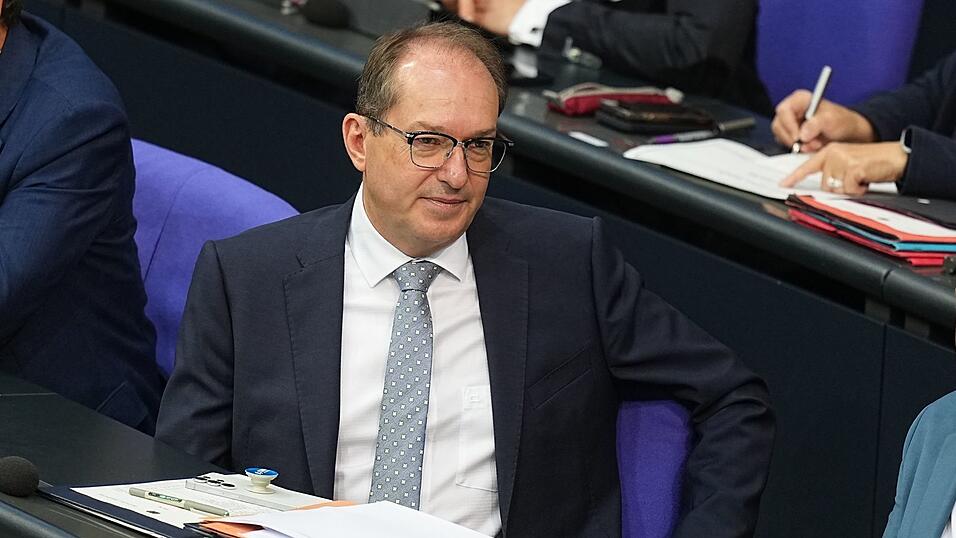 Bundesinnenminister Alexander Dobrindt (CSU) will sich verstärkt um  unerlaubte Drohnenüberflüge kümmern.